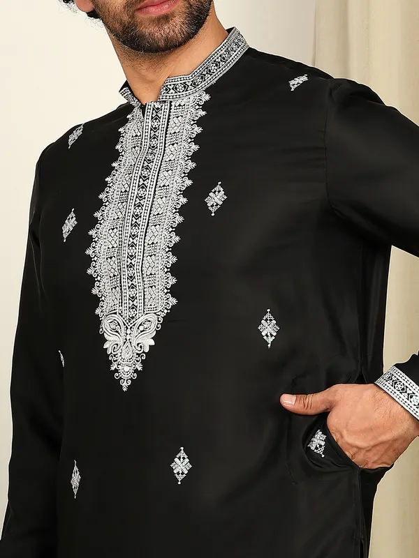 Black-White_Embroidered_Straight_Kurta_With_Pyjama