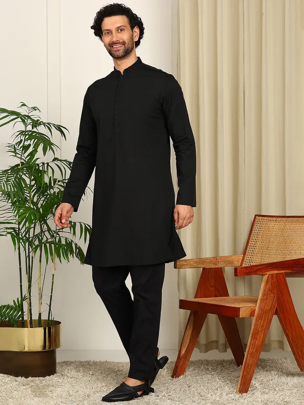 Black_Solid_Straight_Kurta_With_Pyjama