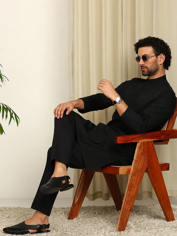 Black_Solid_Straight_Kurta_With_Pyjama