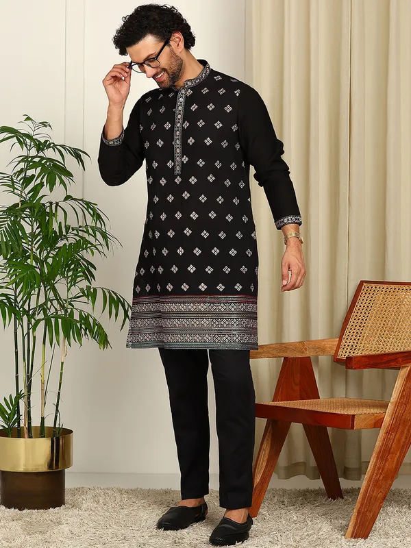 Black_Embroidered_Straight_Kurta_With_Pyjama