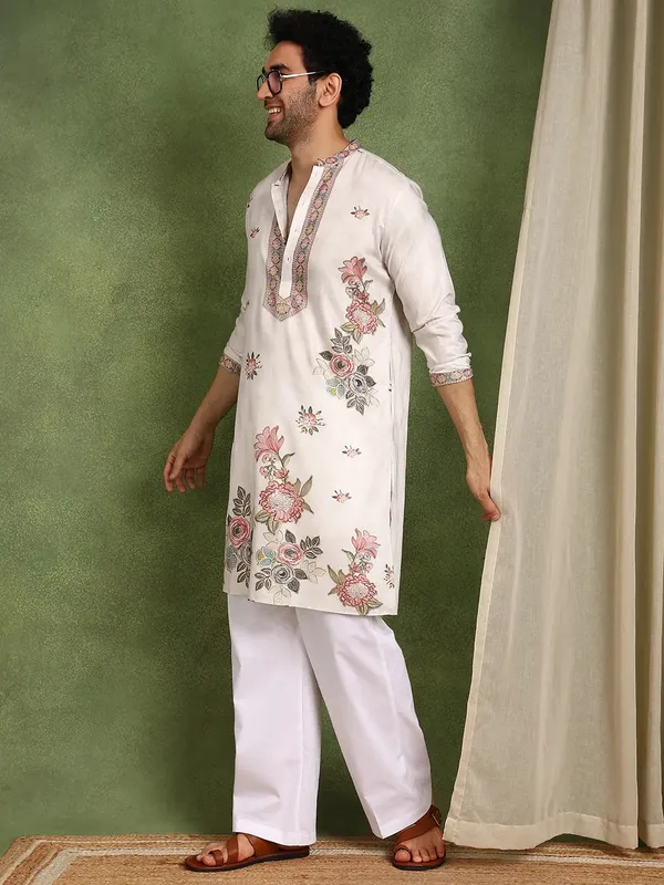 Men_Off-White_Chanderi_Silk_Straight_Yoke_Design_Kurta