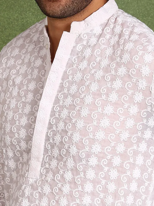 Men_White_Embroidered_Cotton_Straight_Kurta