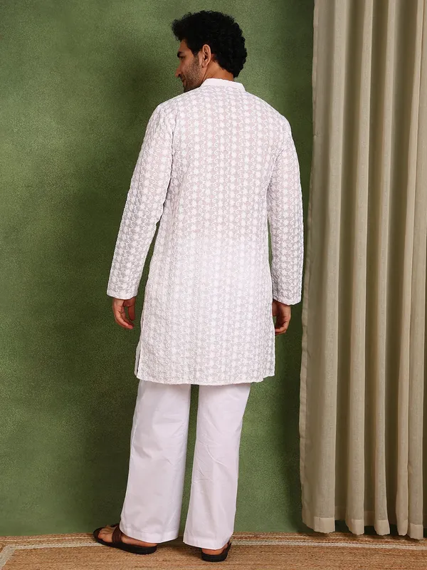 Men_White_Embroidered_Cotton_Straight_Kurta