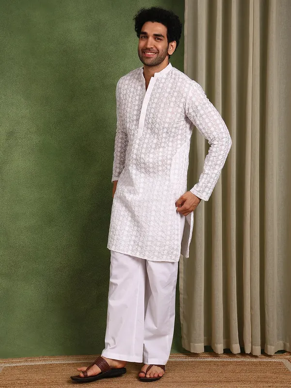 Men_White_Embroidered_Cotton_Straight_Kurta