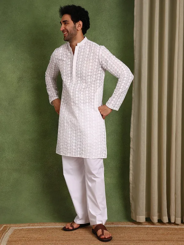 Men_White_Embroidered_Cotton_Straight_Kurta