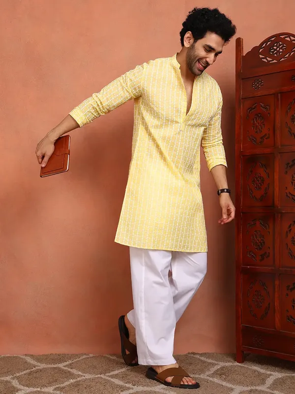 Men_Embroidered_Chikankari_Cotton_Kurta