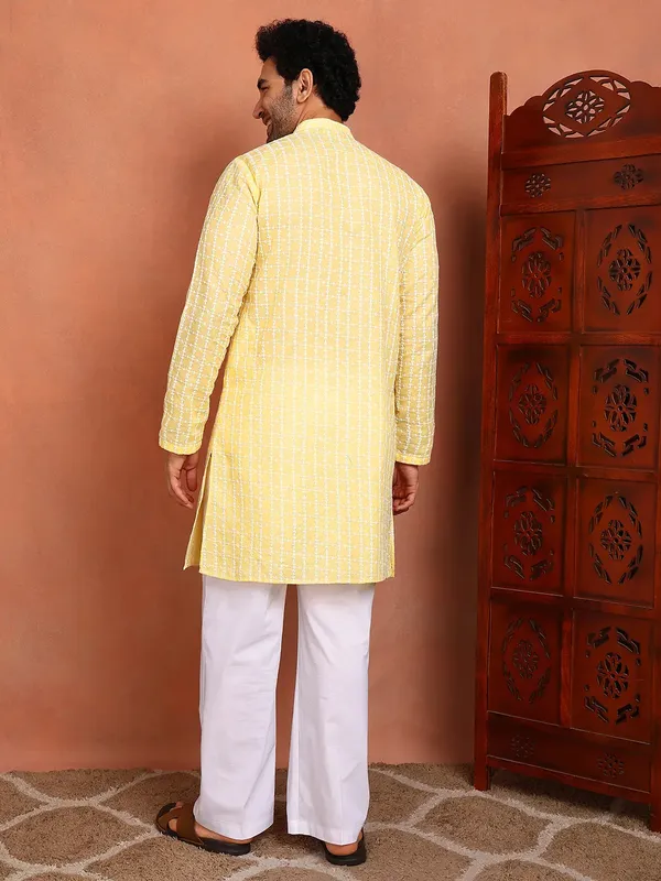 Men_Embroidered_Chikankari_Cotton_Kurta