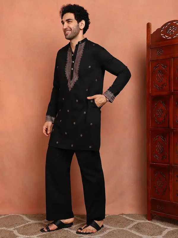 Men_Black_Cotton_Silk_Embroidered_Thread_Work_Kurta