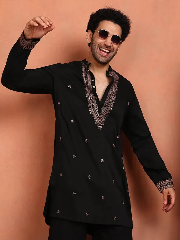 Men_Black_Cotton_Silk_Embroidered_Thread_Work_Kurta