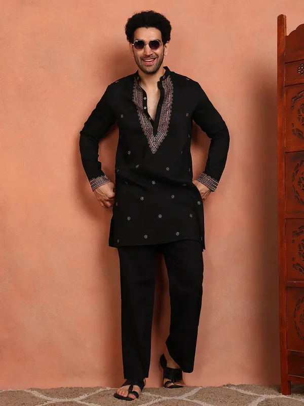 Men_Black_Cotton_Silk_Embroidered_Thread_Work_Kurta