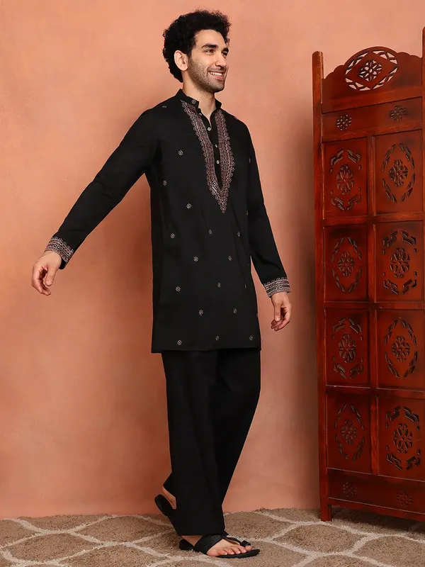 Men_Black_Cotton_Silk_Embroidered_Thread_Work_Kurta
