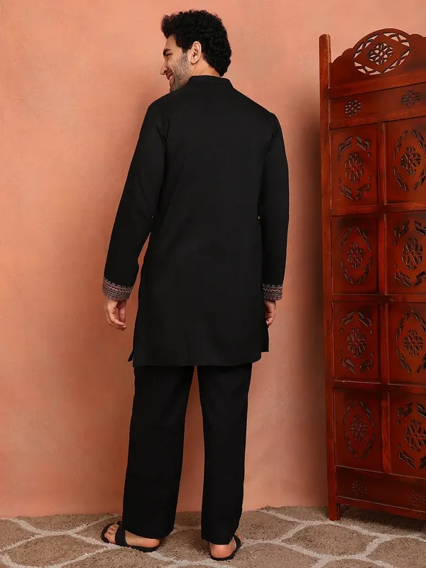 Men_Black_Cotton_Silk_Embroidered_Thread_Work_Kurta