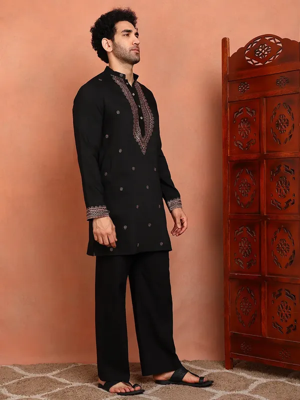 Men_Black_Cotton_Silk_Embroidered_Thread_Work_Kurta