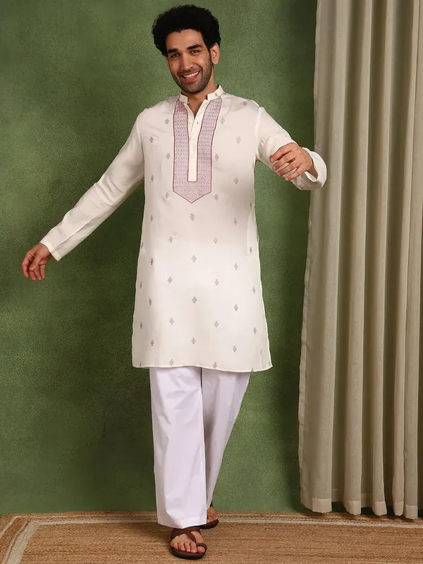 Men_Off-White_Cotton_Silk_Straight_Kurta_With_Pyjama