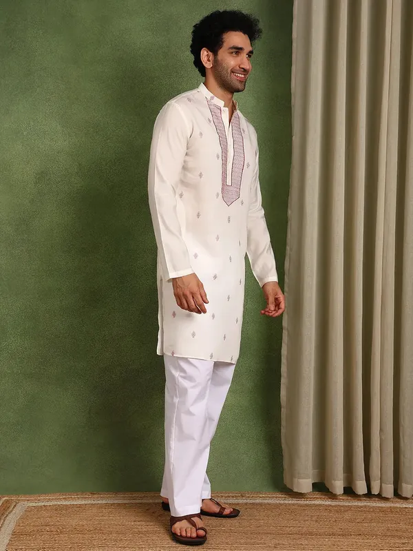 Men_Off-White_Cotton_Silk_Straight_Kurta_With_Pyjama