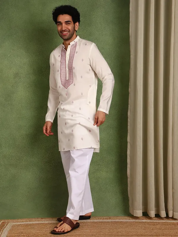 Men_Off-White_Cotton_Silk_Straight_Kurta_With_Pyjama