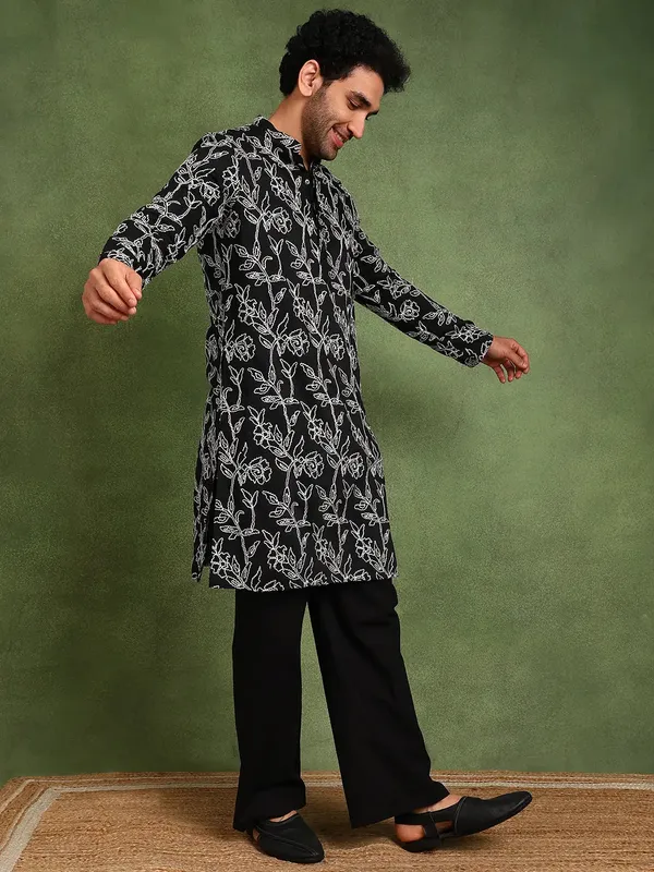 Men_Black_Cotton_Silk_Straight_Embroidered_Kurta_With_Pyjama