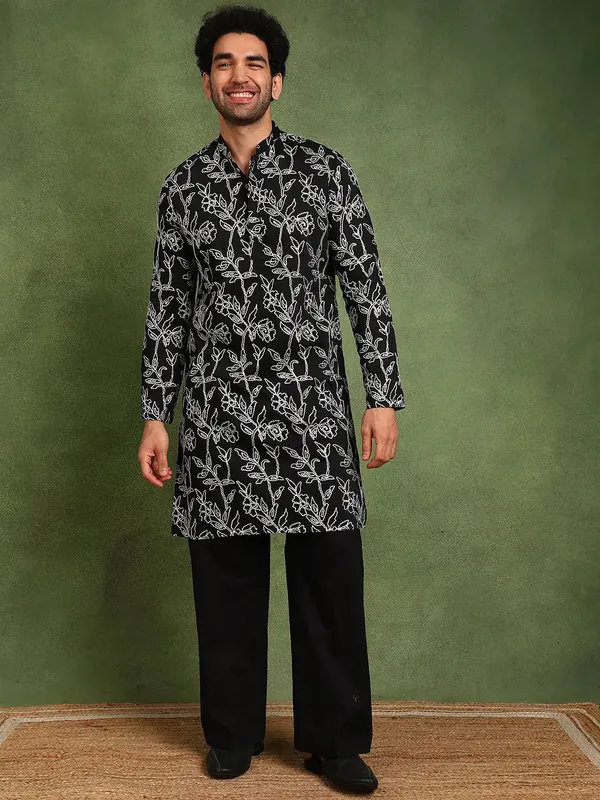 Men_Black_Embroidered_Cotton_Silk_Straight_Kurta