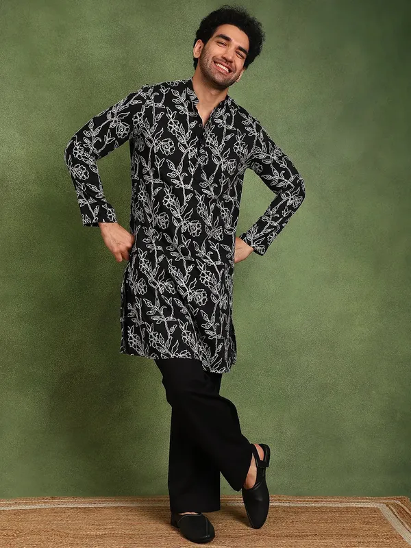 Men_Black_Embroidered_Cotton_Silk_Straight_Kurta