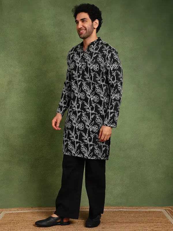 Men_Black_Embroidered_Cotton_Silk_Straight_Kurta