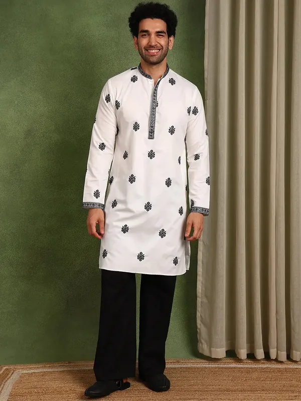 Men_White_Embroidered_Thread_Work_Satin_Kurta