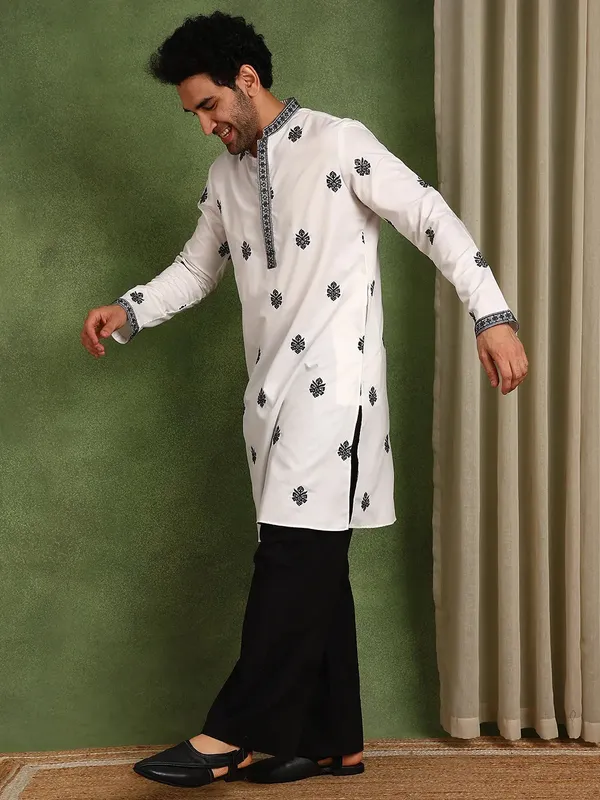 Men_White_Embroidered_Thread_Work_Satin_Kurta
