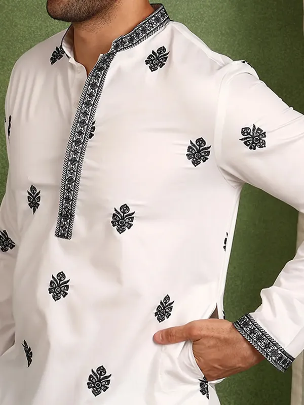Men_White_Embroidered_Thread_Work_Satin_Kurta