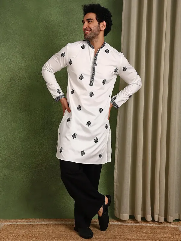 Men_White_Embroidered_Thread_Work_Satin_Kurta