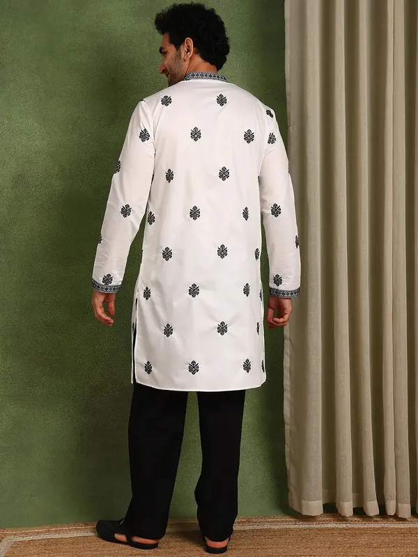 Men_White_Embroidered_Thread_Work_Satin_Kurta