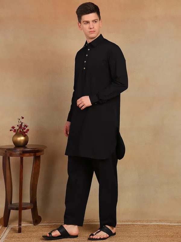 Men_Black_Solid_Pathani_Kurta_With_Salwar