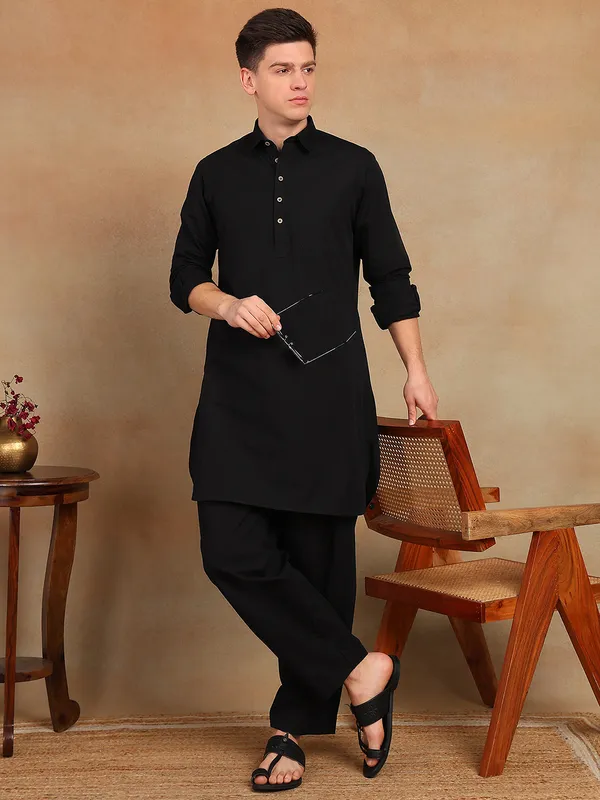 Men_Black_Solid_Pathani_Kurta_With_Salwar