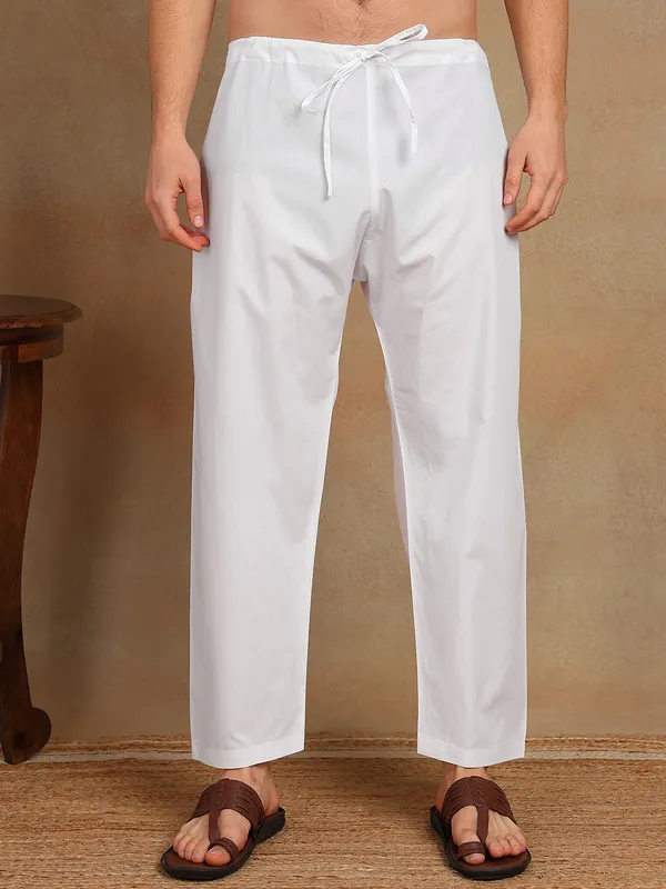 Men_White_Solid_Pathani_Kurta_With_Salwar