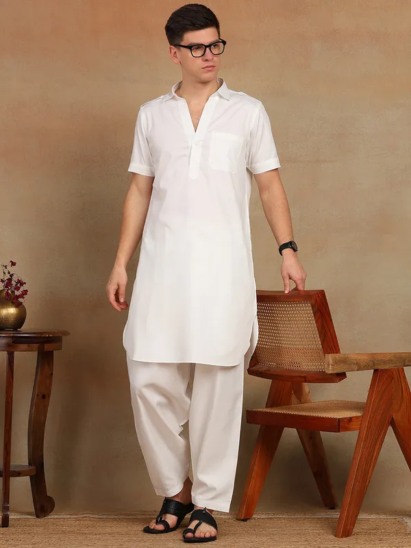 Men_White_Solid_Pathani_Kurta_With_Salwar