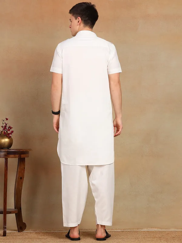 Men_White_Solid_Pathani_Kurta_With_Salwar