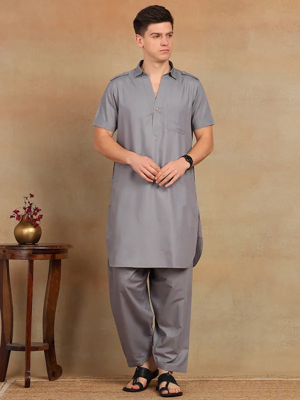 Men_Grey_Solid_Pathani_Kurta_With_Salwar