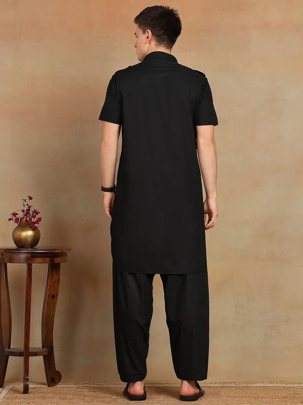 Men_Black_Solid_Pathani_Kurta_With_Salwar