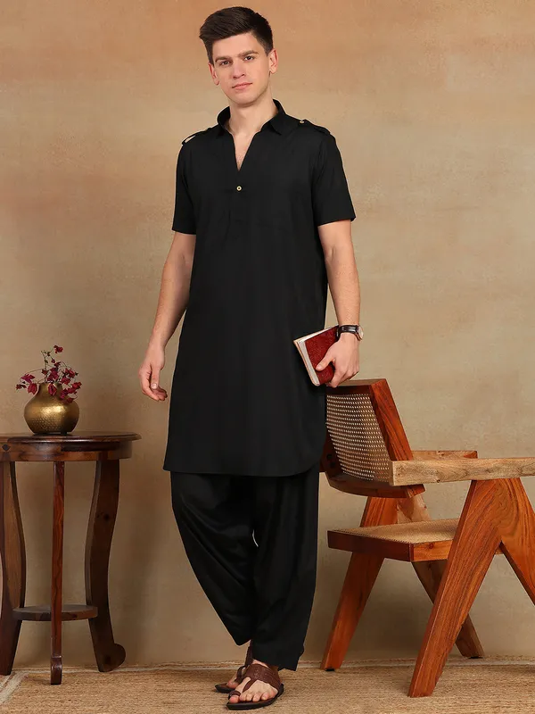 Men_Black_Solid_Pathani_Kurta_With_Salwar