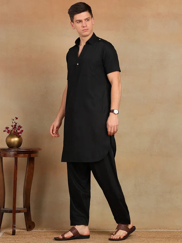 Men_Black_Solid_Pathani_Kurta_With_Salwar