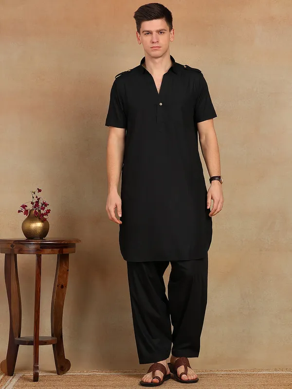 Men_Black_Solid_Pathani_Kurta_With_Salwar