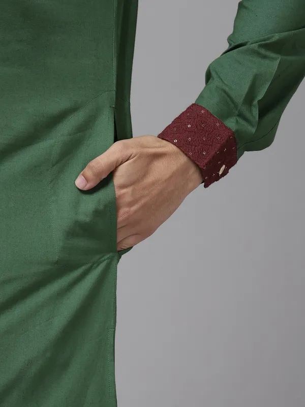 Men_Green_&_Maroon_Pure_Cotton_Embroidered_Staright_Kurta_With_Pajama