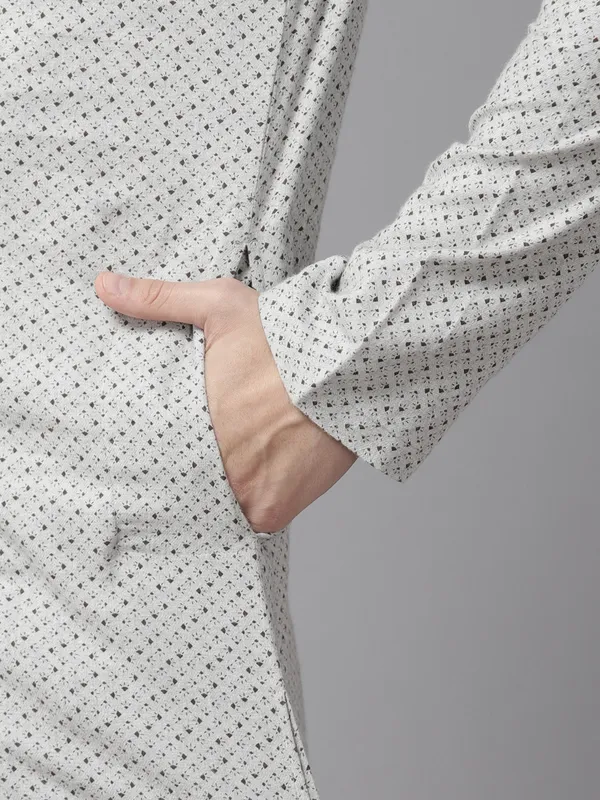 Men_Silver_&_Black_Pure_Cotton_Printed_Staright_Kurta_With_Pajama