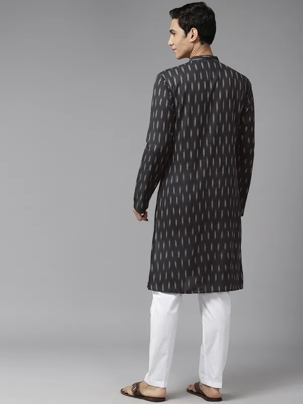 Men_Black_&_White_Pure_Cotton_Printed_Staright_Kurta_With_Pajama