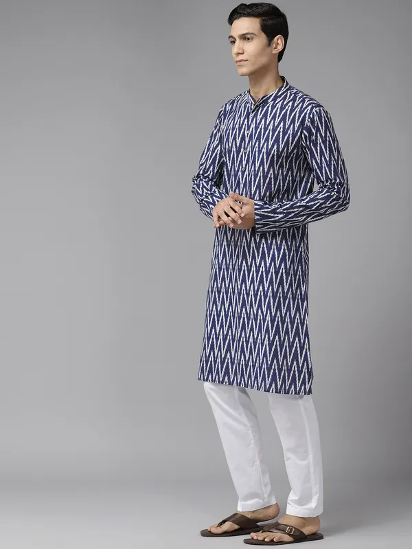 Men_Navy_Blue_&_White_Pure_Cotton_Printed_Staright_Kurta_With_Pajama