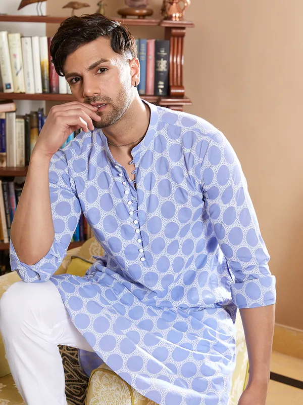 Men_Blue_And_White_Embroidered_Cotton_Kurta_With_Pyjama
