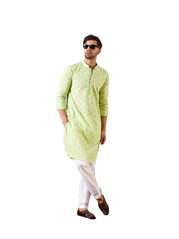 Men_Green_And_White_Embroidered_Cotton_Kurta
