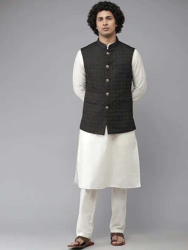 Men_Black_&_White_Solid_Kurta_Pyjamas_With_Nehru_Jacket