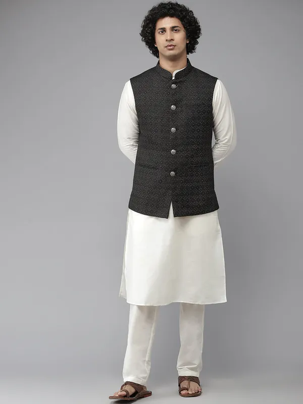 Solid_Kurta_With_Pyjama_&_Jacquard_Nehru_Jacket