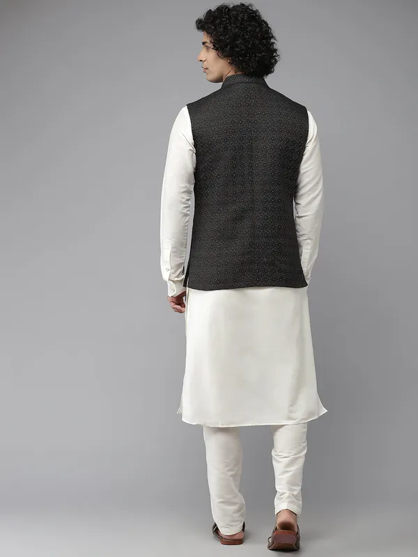 Solid_Kurta_With_Pyjama_&_Jacquard_Nehru_Jacket
