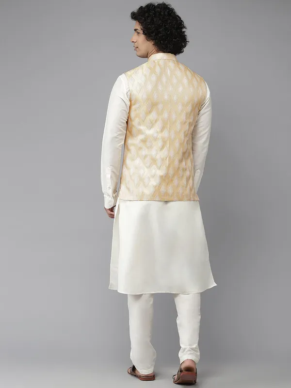 Solid_Kurta_With_Pyjama_&_Jacquard_Nehru_Jacket