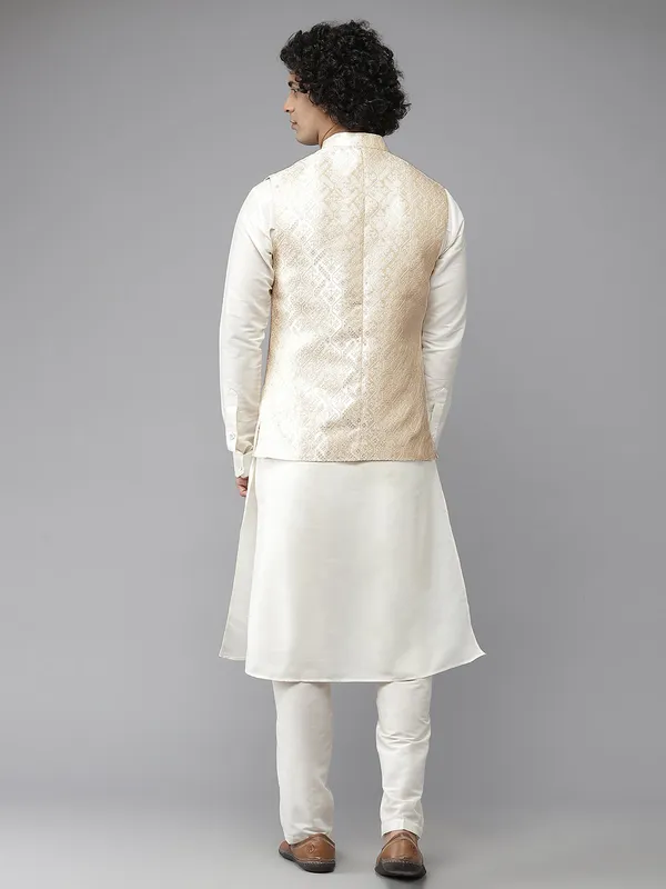 Solid_Kurta_With_Pyjama_&_Jacquard_Nehru_Jacket